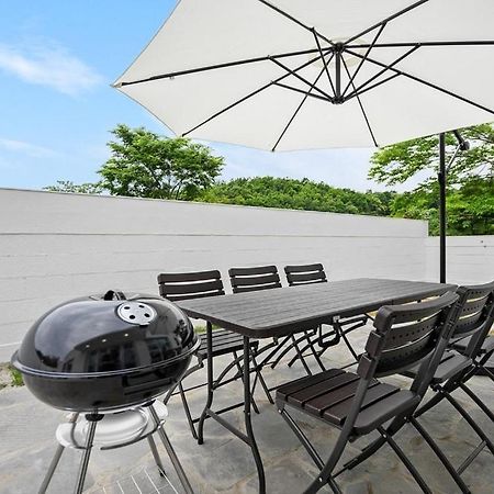 Private Gangneung Pool Villa Екстер'єр фото