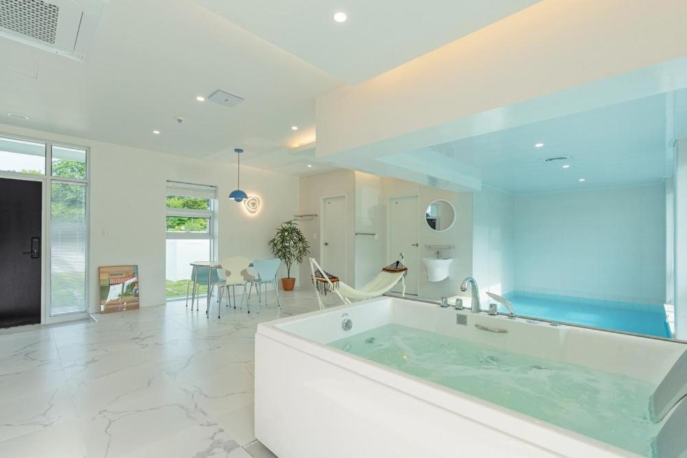 Private Gangneung Pool Villa Екстер'єр фото