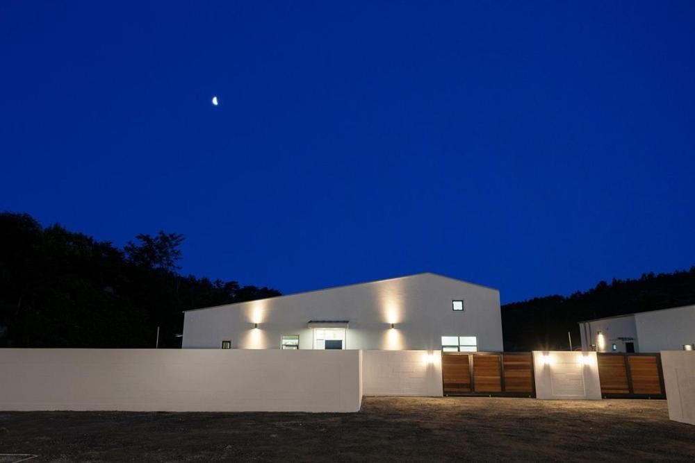 Private Gangneung Pool Villa Екстер'єр фото