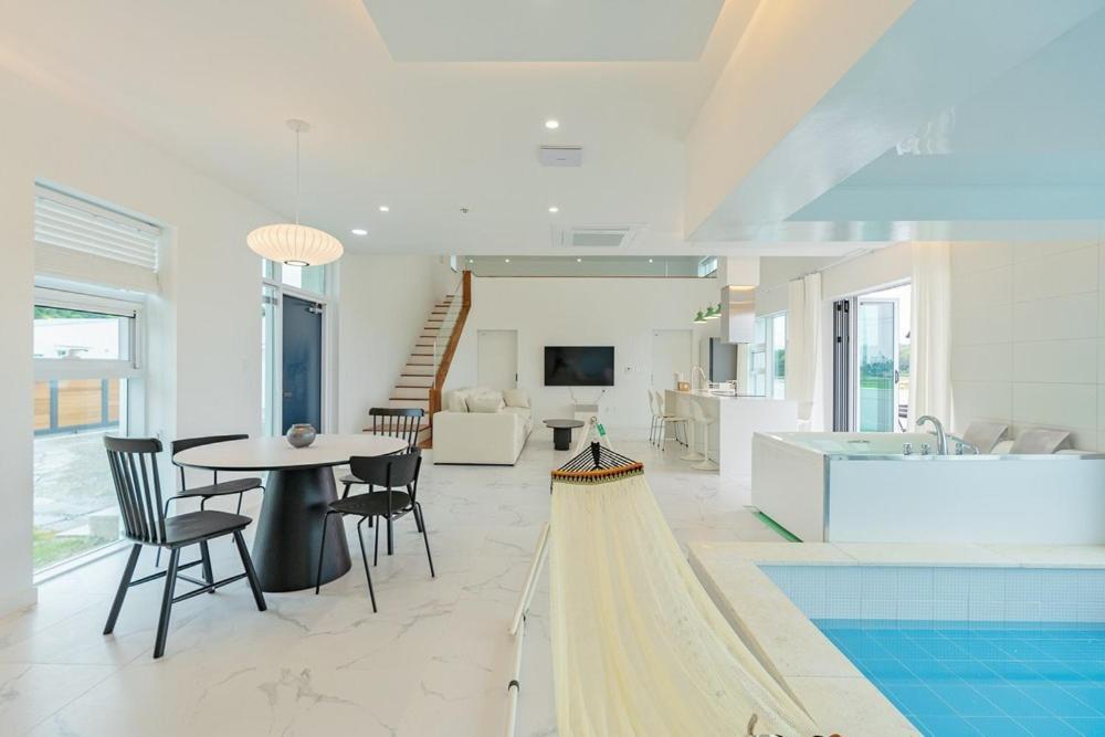 Private Gangneung Pool Villa Екстер'єр фото