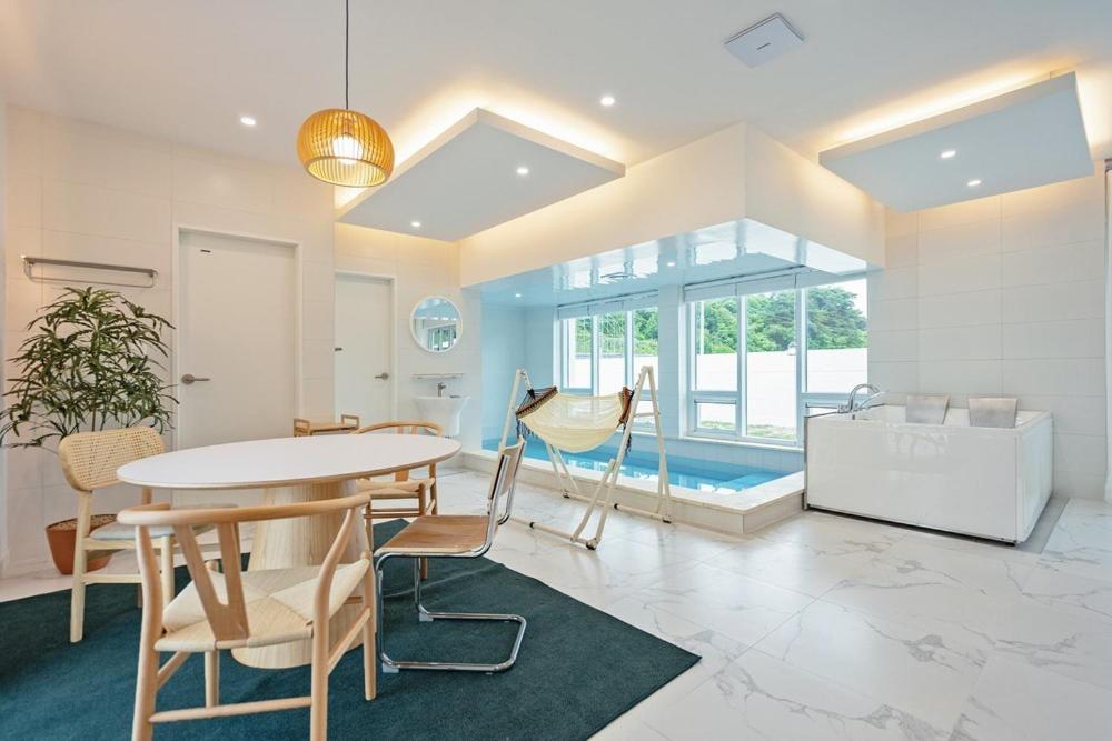 Private Gangneung Pool Villa Екстер'єр фото