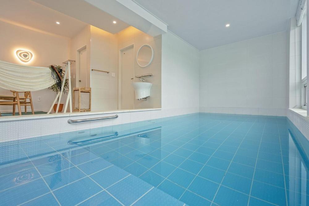 Private Gangneung Pool Villa Екстер'єр фото